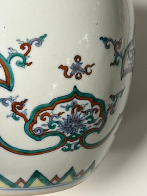A Chinese doucai 'lotus scroll' jar and cover, Kangxi/Yongzheng — 照片 25