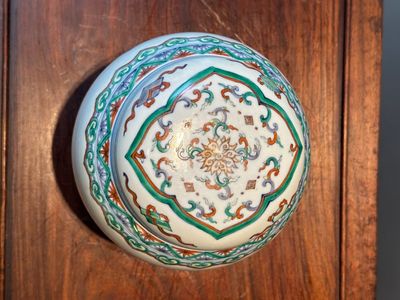 A Chinese doucai 'lotus scroll' jar and cover, Kangxi/Yongzheng — 照片 5
