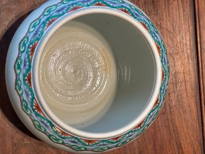 A Chinese doucai 'lotus scroll' jar and cover, Kangxi/Yongzheng — 照片 8