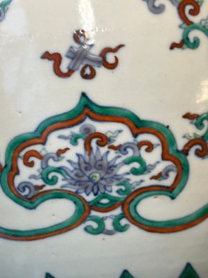 A Chinese doucai 'lotus scroll' jar and cover, Kangxi/Yongzheng — 照片 10