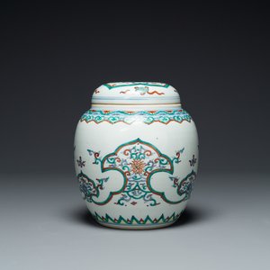 A Chinese doucai 'lotus scroll' jar and cover, Kangxi/Yongzheng — 照片 1