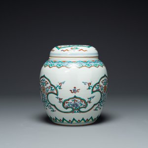 A Chinese doucai 'lotus scroll' jar and cover, Kangxi/Yongzheng — 照片 2