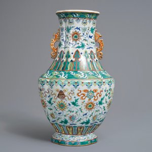 A Chinese doucai 'lotus scroll' vase, Qianlong mark, 19/20th C. — 照片 3