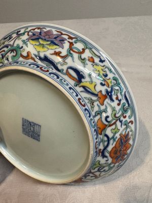 A Chinese doucai 'phoenix and lotus scroll' plate, Qianlong mark and of the period — 照片 11