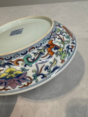 A Chinese doucai 'phoenix and lotus scroll' plate, Qianlong mark and of the period — 照片 12