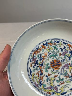 A Chinese doucai 'phoenix and lotus scroll' plate, Qianlong mark and of the period — 照片 3