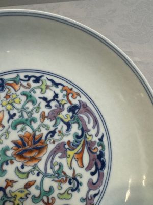 A Chinese doucai 'phoenix and lotus scroll' plate, Qianlong mark and of the period — 照片 4
