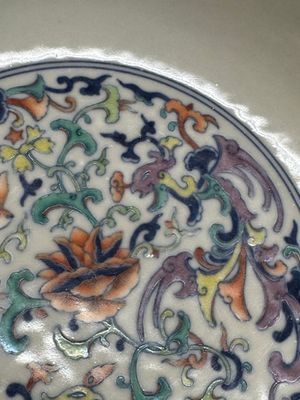 A Chinese doucai 'phoenix and lotus scroll' plate, Qianlong mark and of the period — 照片 5