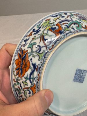 A Chinese doucai 'phoenix and lotus scroll' plate, Qianlong mark and of the period — 照片 10