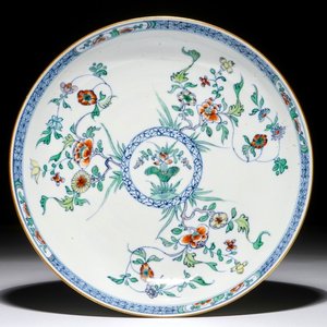 A Chinese doucai plate with floral design, Kangxi — 照片 1