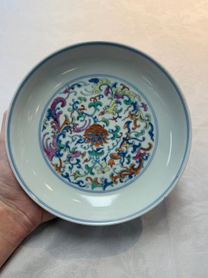 A Chinese doucai plate with floral design, Qianlong mark, 20th C. — foto 1
