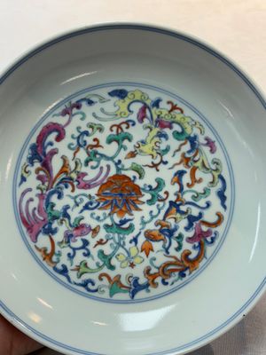 A Chinese doucai plate with floral design, Qianlong mark, 20th C. — foto 2