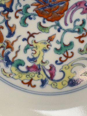 A Chinese doucai plate with floral design, Qianlong mark, 20th C. — foto 3