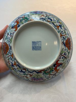A Chinese doucai plate with floral design, Qianlong mark, 20th C. — foto 4