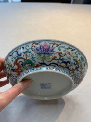 A Chinese doucai plate with floral design, Qianlong mark, 20th C. — foto 6