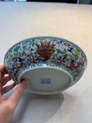 A Chinese doucai plate with floral design, Qianlong mark, 20th C. — foto 7