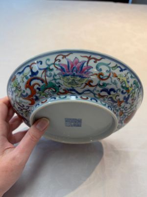 A Chinese doucai plate with floral design, Qianlong mark, 20th C. — foto 8