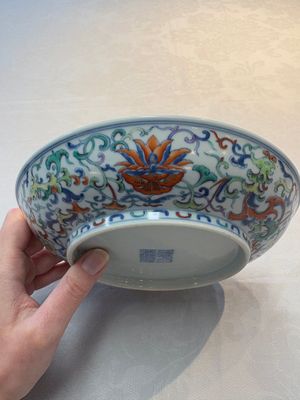 A Chinese doucai plate with floral design, Qianlong mark, 20th C. — foto 9