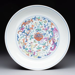 A Chinese doucai plate with floral design, Qianlong mark, 20th C. — foto 1