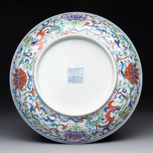 A Chinese doucai plate with floral design, Qianlong mark, 20th C. — foto 2