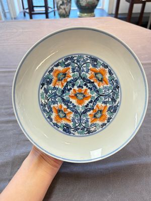 A Chinese doucai plate with floral scroll design, Tongzhi mark, 19/20th C. — photo 1