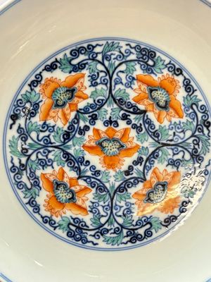 A Chinese doucai plate with floral scroll design, Tongzhi mark, 19/20th C. — photo 2
