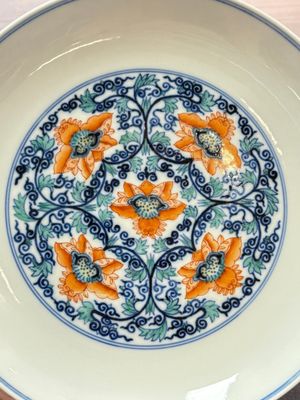 A Chinese doucai plate with floral scroll design, Tongzhi mark, 19/20th C. — photo 3