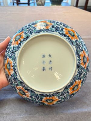 A Chinese doucai plate with floral scroll design, Tongzhi mark, 19/20th C. — photo 4
