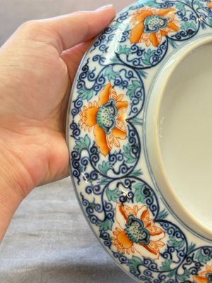 A Chinese doucai plate with floral scroll design, Tongzhi mark, 19/20th C. — photo 6