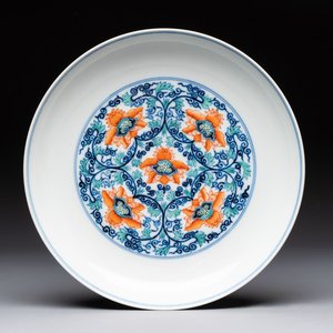 A Chinese doucai plate with floral scroll design, Tongzhi mark, 19/20th C. — photo 1