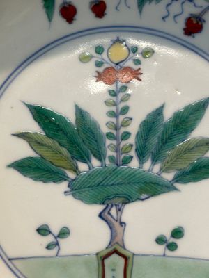 A Chinese doucai plate with pomegranates, plums and grapes, Chenghua mark, Kangxi — 照片 2