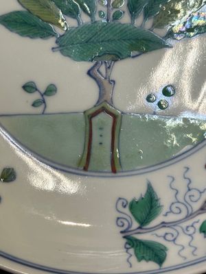 A Chinese doucai plate with pomegranates, plums and grapes, Chenghua mark, Kangxi — 照片 5