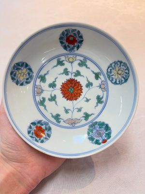 A Chinese doucai plate with stylised floral design, Chenghua mark, Kangxi/Yongzheng — foto 1