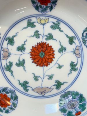 A Chinese doucai plate with stylised floral design, Chenghua mark, Kangxi/Yongzheng — foto 2