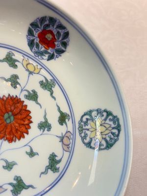 A Chinese doucai plate with stylised floral design, Chenghua mark, Kangxi/Yongzheng — foto 3