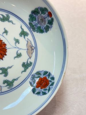 A Chinese doucai plate with stylised floral design, Chenghua mark, Kangxi/Yongzheng — foto 4