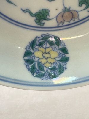 A Chinese doucai plate with stylised floral design, Chenghua mark, Kangxi/Yongzheng — foto 5