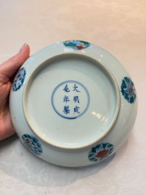 A Chinese doucai plate with stylised floral design, Chenghua mark, Kangxi/Yongzheng — foto 6