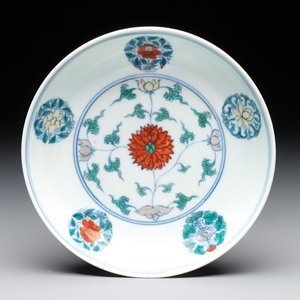 A Chinese doucai plate with stylised floral design, Chenghua mark, Kangxi/Yongzheng — foto 1