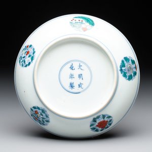 A Chinese doucai plate with stylised floral design, Chenghua mark, Kangxi/Yongzheng — foto 2