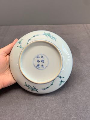 A Chinese doucai 'playing boys' plate, Chenghua mark, 18th C. — photo 3