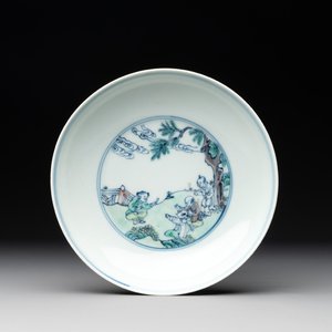 A Chinese doucai 'playing boys' plate, Chenghua mark, 18th C. — photo 1