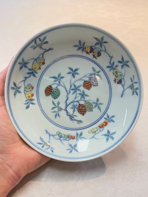 A Chinese doucai 'sanduo' plate,  ingot, brush and ruyi mark, Kangxi/Yongzheng — photo 1