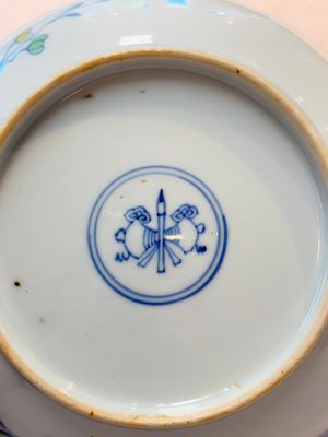 A Chinese doucai 'sanduo' plate,  ingot, brush and ruyi mark, Kangxi/Yongzheng — photo 3