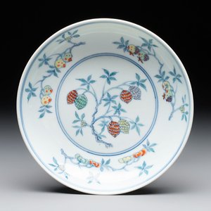 A Chinese doucai 'sanduo' plate,  ingot, brush and ruyi mark, Kangxi/Yongzheng — photo 1