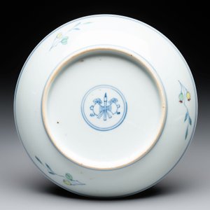 A Chinese doucai 'sanduo' plate,  ingot, brush and ruyi mark, Kangxi/Yongzheng — photo 2
