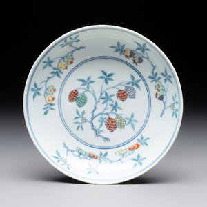 A Chinese doucai 'sanduo' plate, ingot, brush and ruyi mark, Yongzheng — photo 1