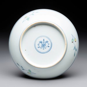 A Chinese doucai 'sanduo' plate, ingot, brush and ruyi mark, Yongzheng — photo 2