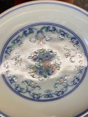 A Chinese doucai saucer with floral design, Yongzheng mark, 19/20th C. — photo 3