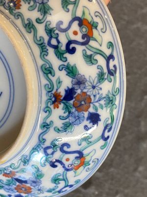 A Chinese doucai saucer with floral design, Yongzheng mark, 19/20th C. — photo 7